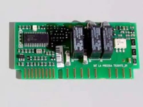 Grüne Leiterplatte mit integrierten Schaltkreisen und Relais, hergestellt von Remeha. Die Platine zeigt verschiedene elektronische Komponenten zur Steuerung.